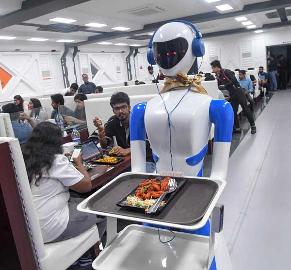 استفاده از ربات‌های گارسون در رستوران و فست فود