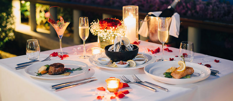 میزی تزئین‌شده مناسب ولنتاین و یا یک دیدار عاشقانه
