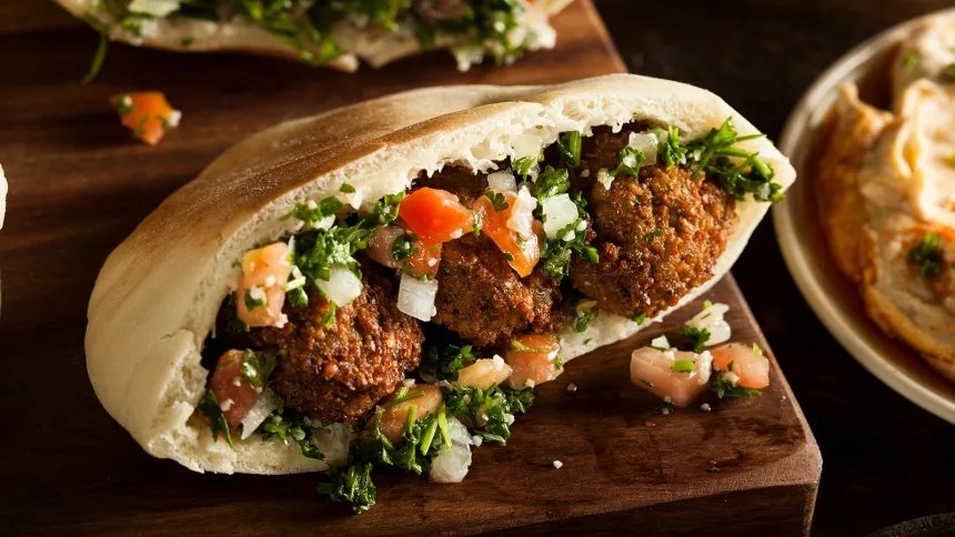 ساندویچ فلافل پیتا خاورمیانه (Falafel pita - Middle East)