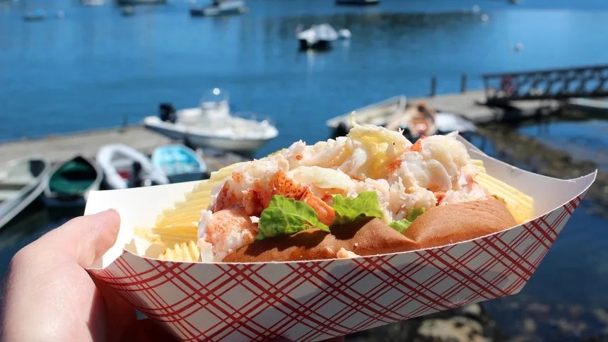 ساندویچ لابستر رول آمریکایی (Lobster roll - United States)