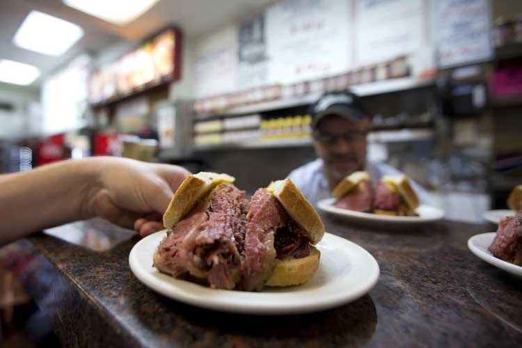 گوشت دودی مونترال (Montreal Smoked Meat)