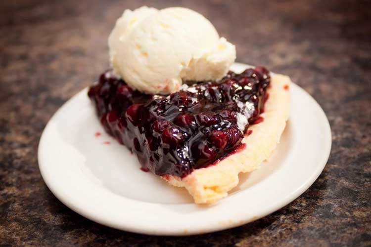 پای توت ساسکاتون (Saskatoon Berry Pie)